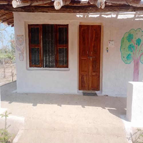 Bandhavi Homstay, Damna